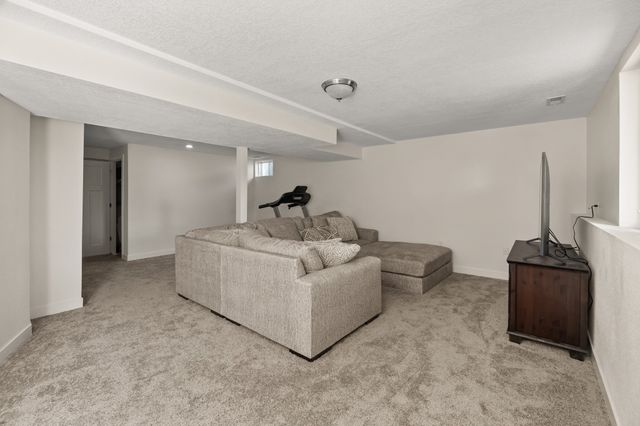 475 Fawn Circle, Pleasant Hill, IA 50327