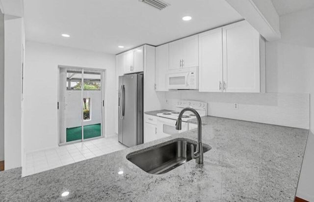 524 Ponderosa Drive 33e, Fort Pierce, FL 34982