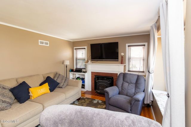 19 Willow Lane, Glenville, NY 12302