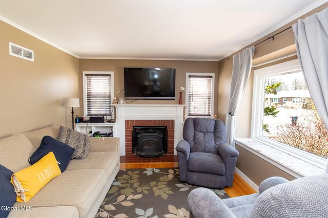 19 Willow Lane, Glenville, NY 12302