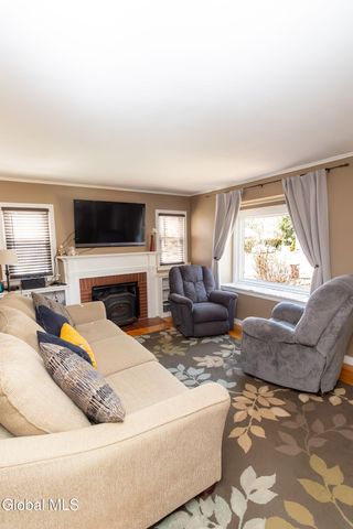 19 Willow Lane, Glenville, NY 12302