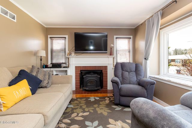 19 Willow Lane, Glenville, NY 12302