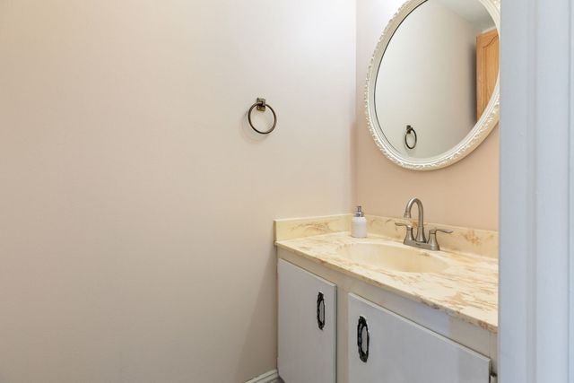 236 N WATERFORD Drive, Schaumburg, IL 60194