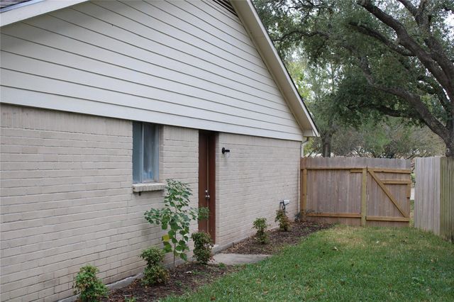 819 Walbrook Drive, Houston, TX 77062