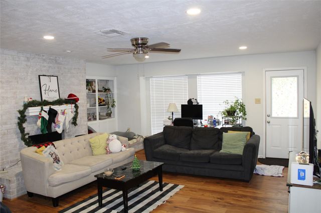 819 Walbrook Drive, Houston, TX 77062