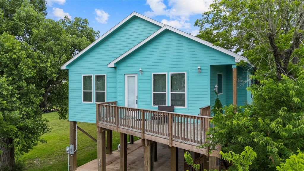 2113 Knollwood Street, Kemah, TX 77565