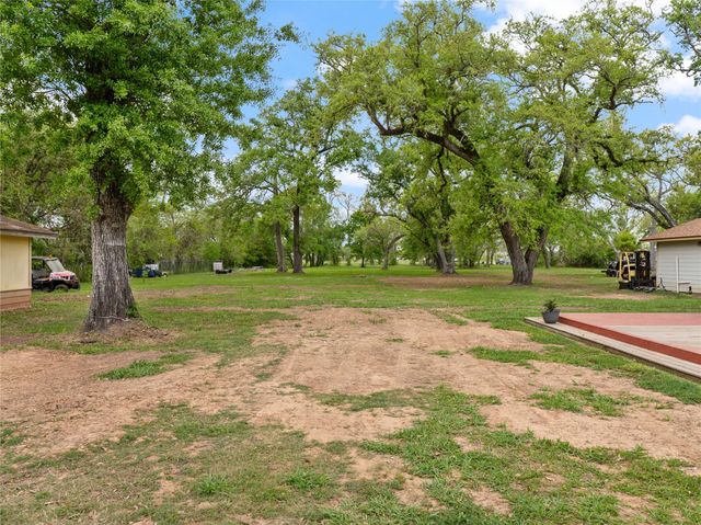 496 James Street, Clute, TX 77531