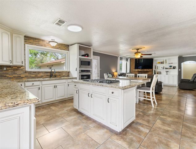 496 James Street, Clute, TX 77531