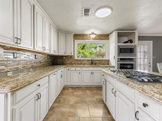 496 James Street, Clute, TX 77531