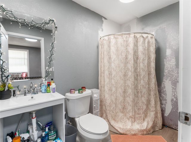 496 James Street, Clute, TX 77531