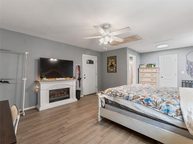 496 James Street, Clute, TX 77531