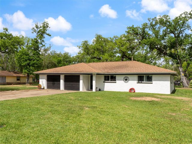 496 James Street, Clute, TX 77531
