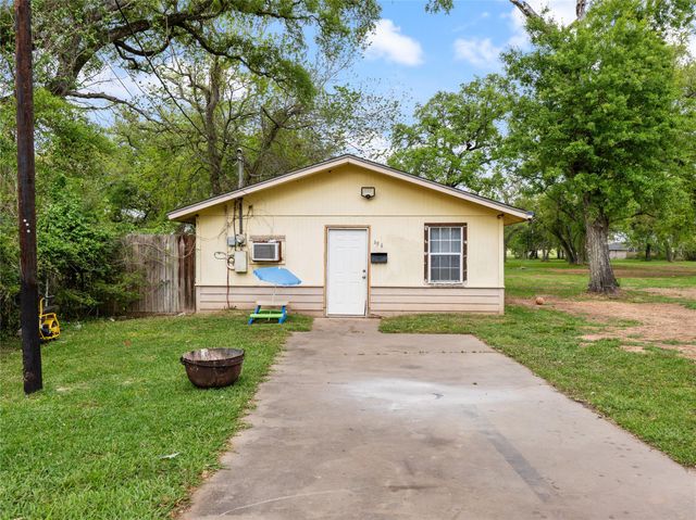 496 James Street, Clute, TX 77531