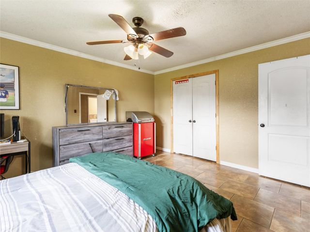 496 James Street, Clute, TX 77531
