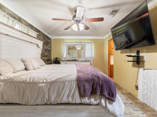 496 James Street, Clute, TX 77531