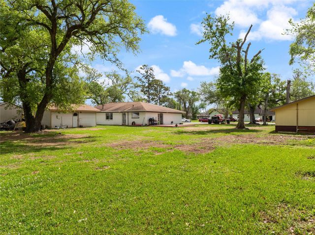 496 James Street, Clute, TX 77531