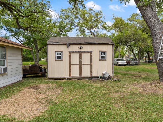 496 James Street, Clute, TX 77531