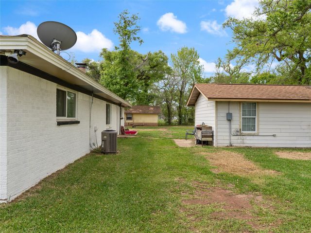 496 James Street, Clute, TX 77531