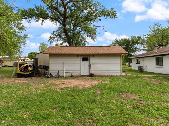 496 James Street, Clute, TX 77531