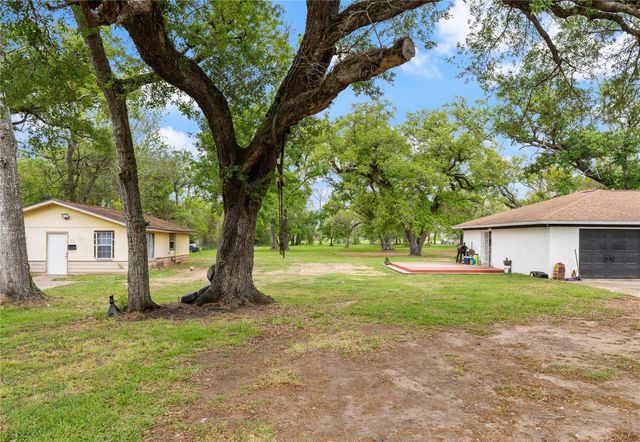496 James Street, Clute, TX 77531