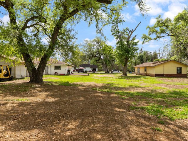 496 James Street, Clute, TX 77531