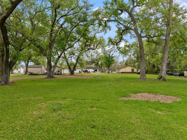 496 James Street, Clute, TX 77531