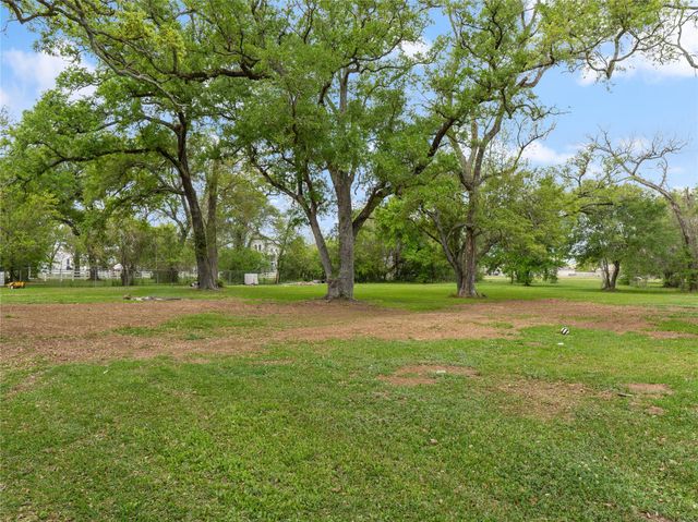 496 James Street, Clute, TX 77531