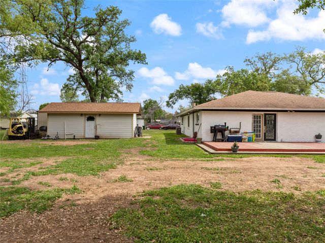 496 James Street, Clute, TX 77531
