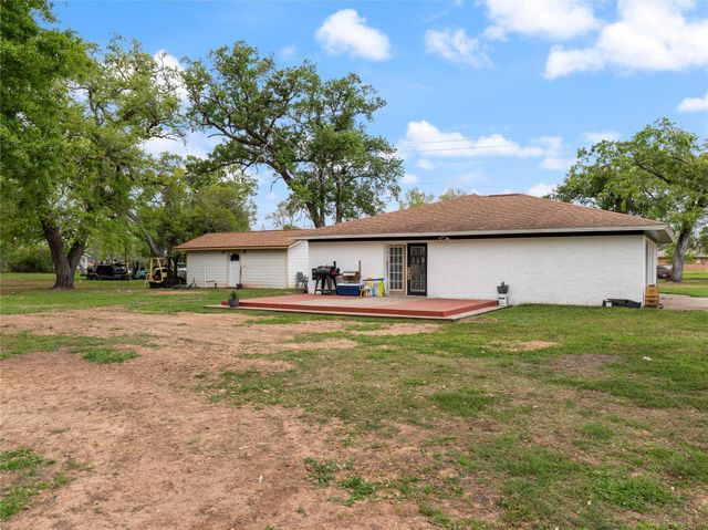 496 James Street, Clute, TX 77531