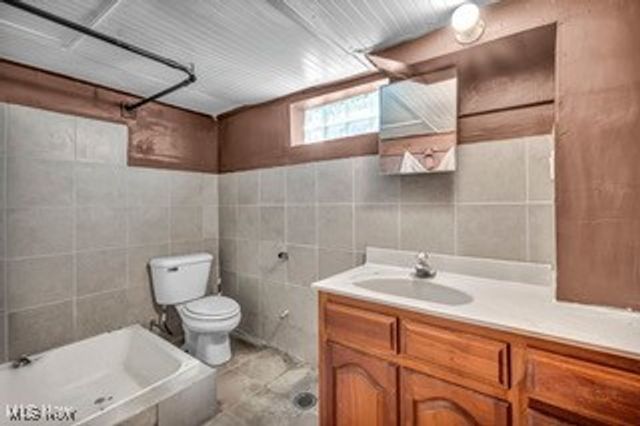 614 East Avenue, Akron, OH 44320