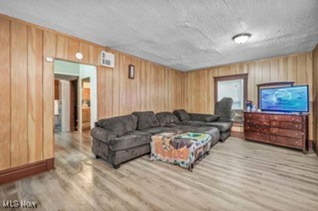 614 East Avenue, Akron, OH 44320