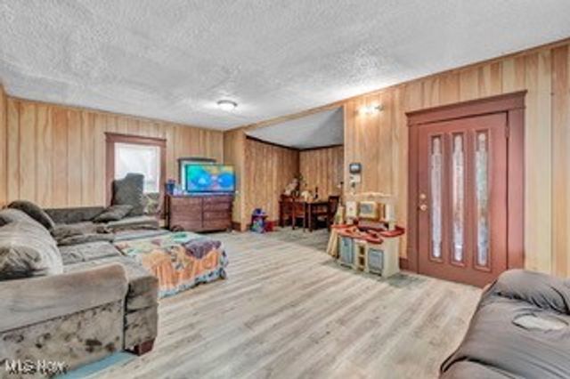 614 East Avenue, Akron, OH 44320