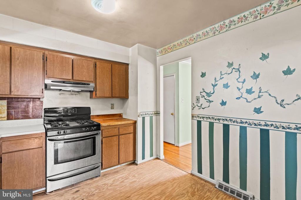 Image 10 of property listing at 10504 MULLIKIN DR, Clinton, MD 20735