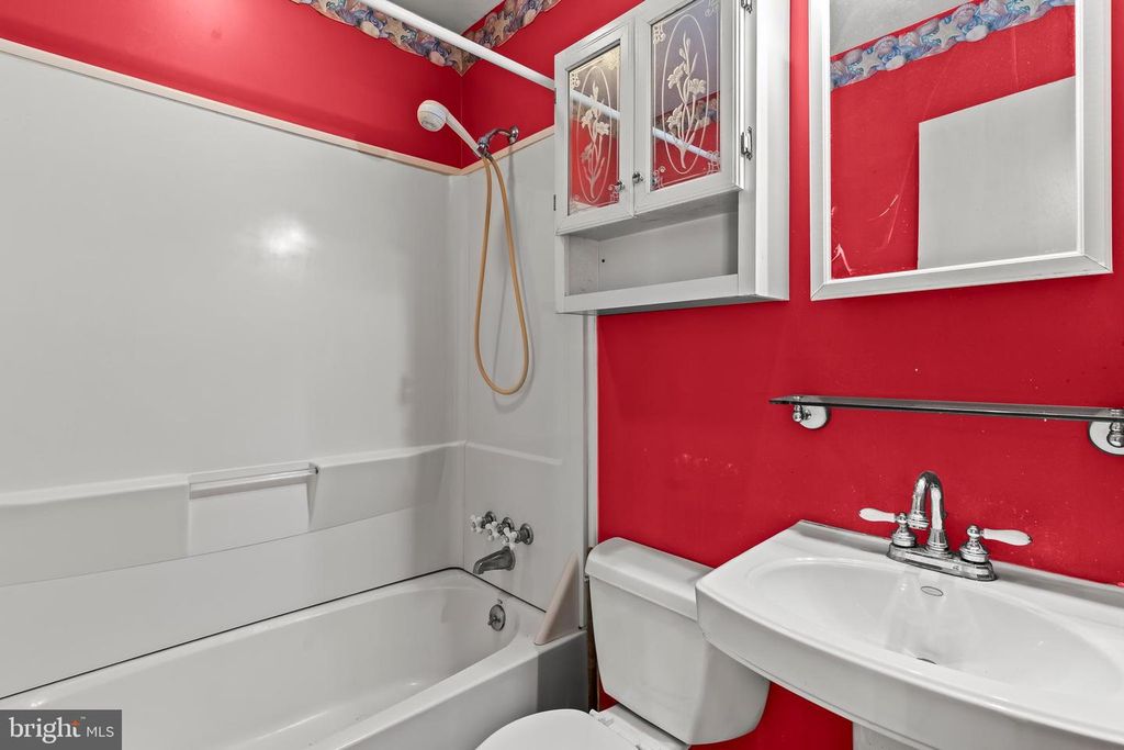 Image 13 of property listing at 10504 MULLIKIN DR, Clinton, MD 20735