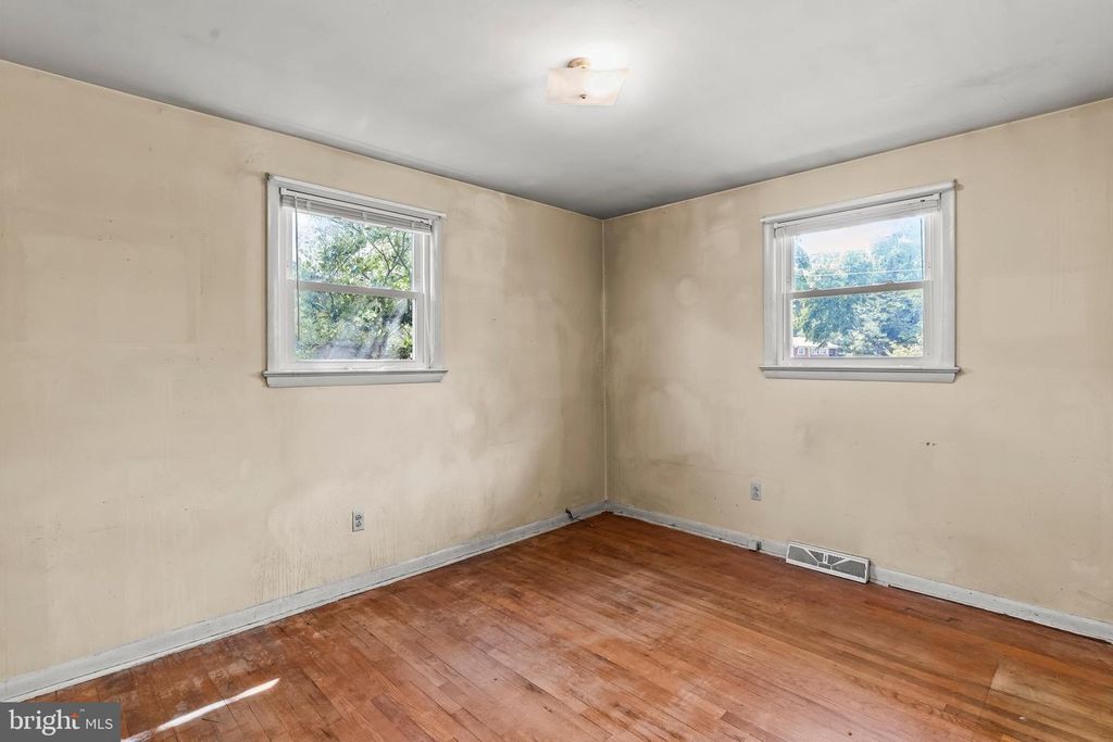 Image 18 of property listing at 10504 MULLIKIN DR, Clinton, MD 20735