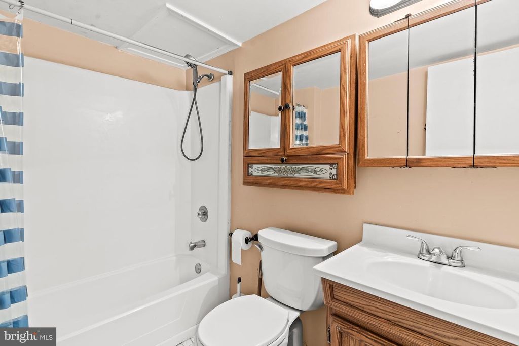 Image 22 of property listing at 10504 MULLIKIN DR, Clinton, MD 20735