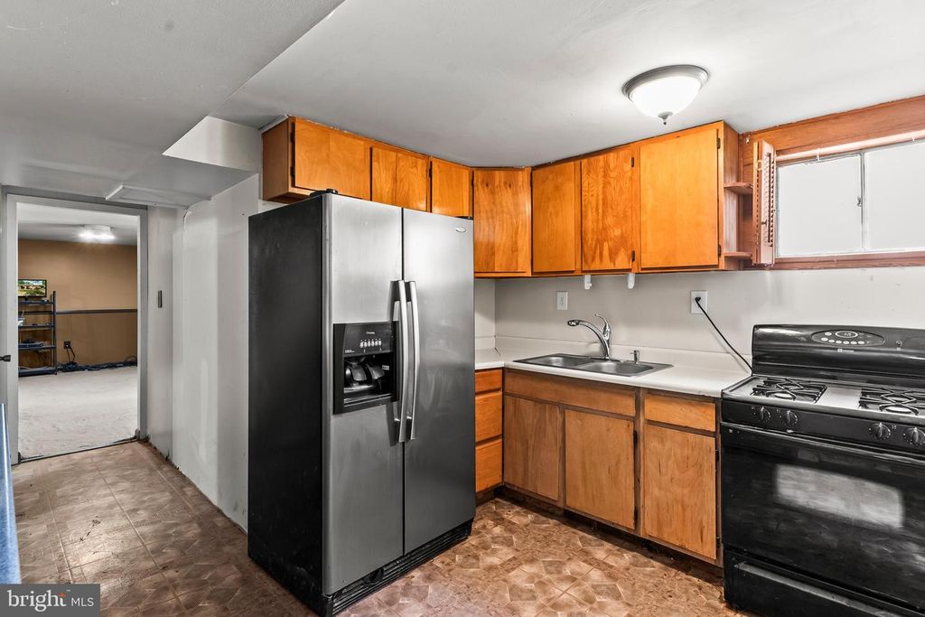 Image 24 of property listing at 10504 MULLIKIN DR, Clinton, MD 20735