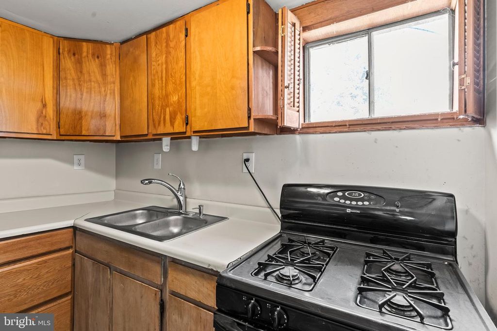 Image 25 of property listing at 10504 MULLIKIN DR, Clinton, MD 20735