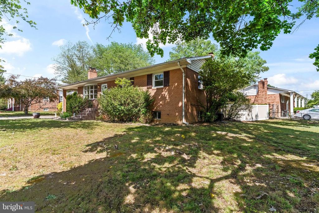Image 3 of property listing at 10504 MULLIKIN DR, Clinton, MD 20735