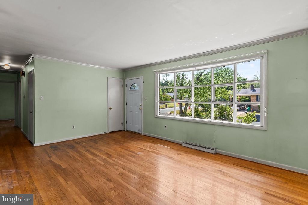 Image 7 of property listing at 10504 MULLIKIN DR, Clinton, MD 20735