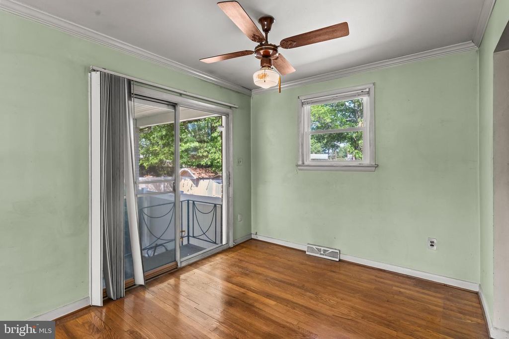 Image 8 of property listing at 10504 MULLIKIN DR, Clinton, MD 20735