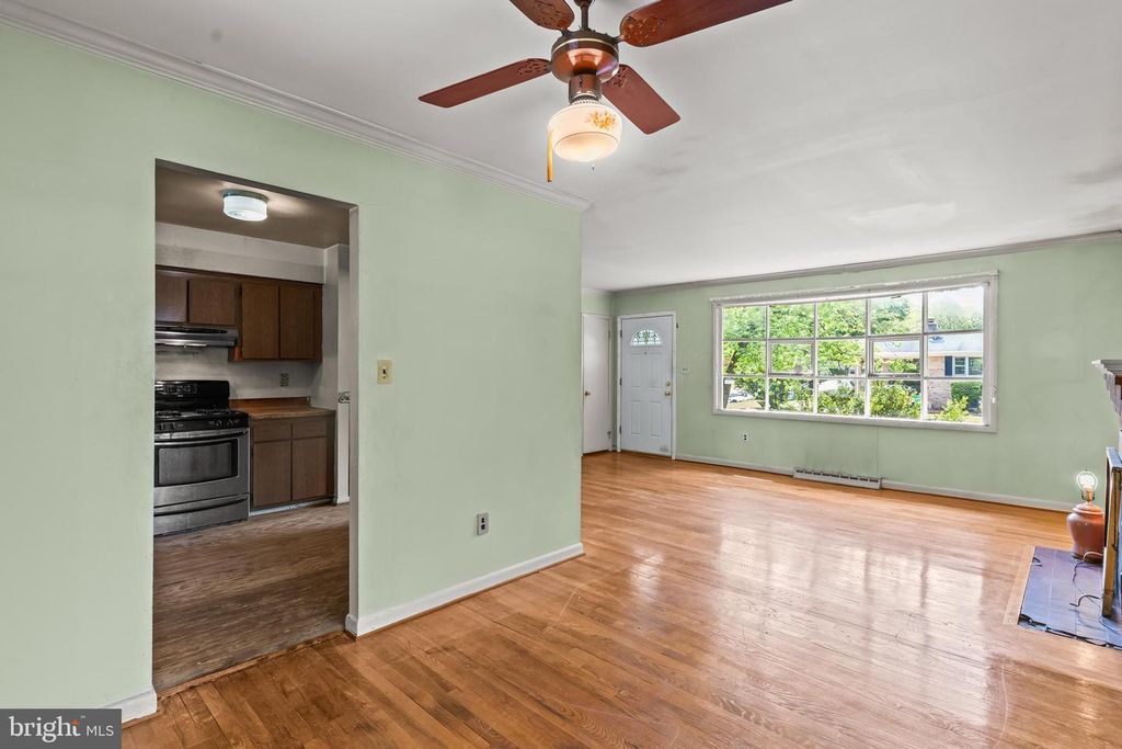Image 9 of property listing at 10504 MULLIKIN DR, Clinton, MD 20735