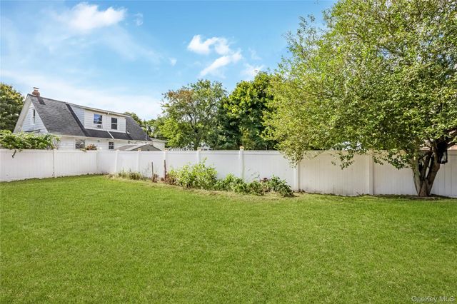 10 Brightside Avenue, Central Islip, NY 11722