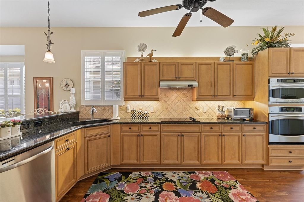 Image 8 of property listing at 1627 LANCASHIRE DRIVE, Venice, FL 34293