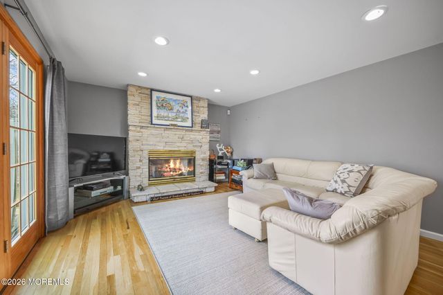 25 Jared Lane, Manalapan, NJ 07726