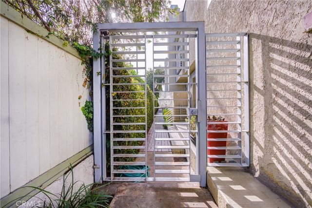 2020 20th, Santa Monica, CA 90404