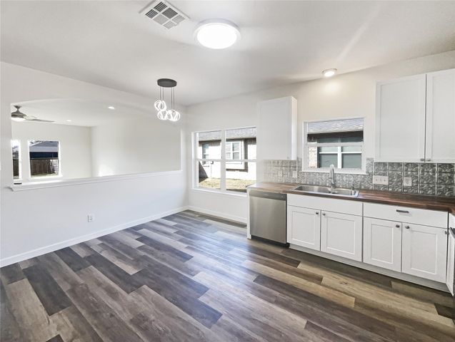 127 Campos DR, Hutto, TX 78634