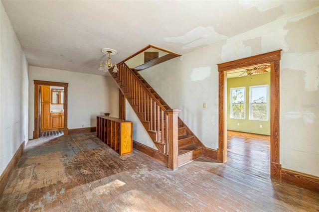 553 DIVISION STREET, Tarpon Springs, FL 34689