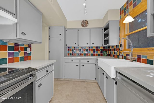 2561 E Cerrada Adelita, Tucson, AZ 85718