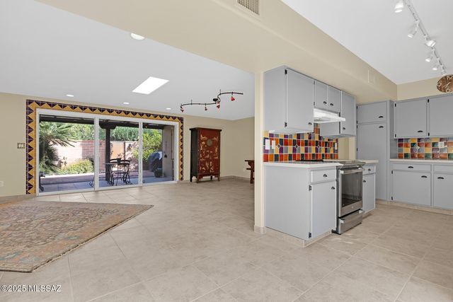 2561 E Cerrada Adelita, Tucson, AZ 85718
